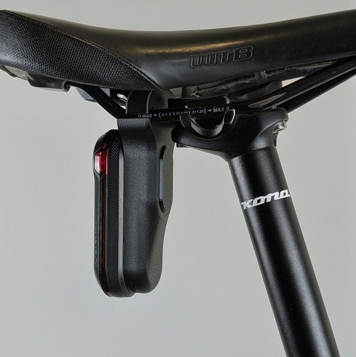 Saddle Rail Varia + Airtag Mount